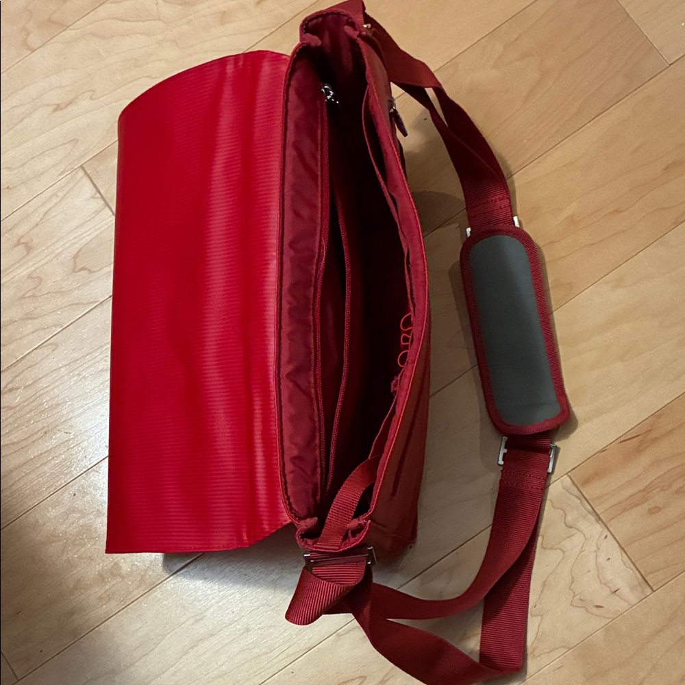 Bree Classic Red Messenger Bag - Picture 4 of 4
